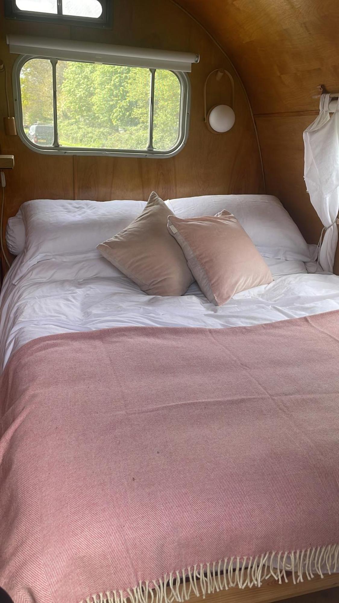 Silver Airstream Glamping & Rental Chichester Exterior foto